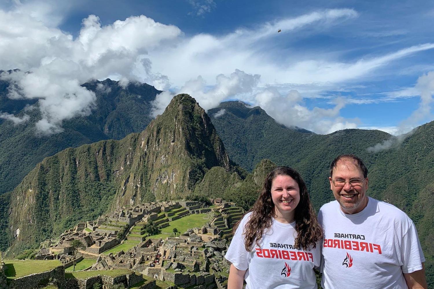 教授. 杰夫Roberg (political science), 马里莫拉莱斯 (modern languages) in Peru on a j项...