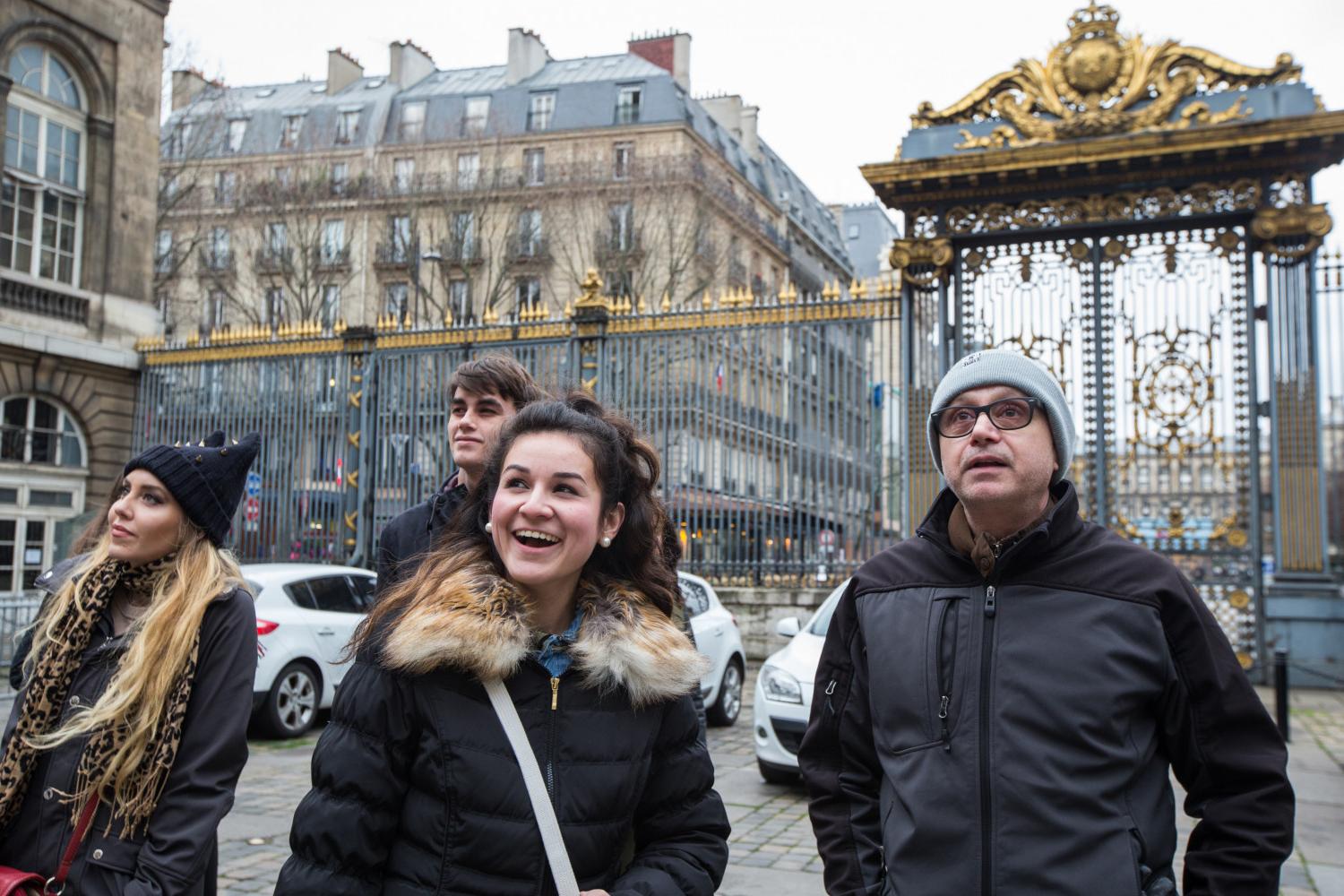 <a href='http://824.piolfxeghddmrtw.com'>BETVLCTOR伟德登录</a> French Professor Pascal Rollet leads students on a study tour in Paris.